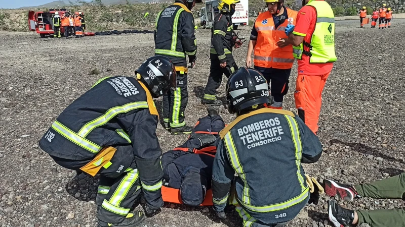 El Parque de Bomberos de San Miguel particip junto a diferentes colectivos de un simulacro en el Aeropuerto Tenerife Sur.. Foto: Bomberos de Tenerife